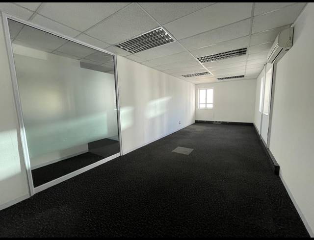 9,626M² OFFICE FOR SALE IN BRYANSTON